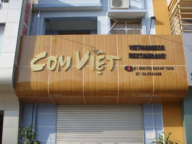 Bảng hiệu quán Cơm Việt Nguyễn Khánh Toàn