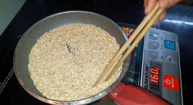Rang gạo với dầu ăn