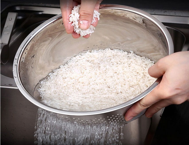 Sơ chế gạo nấu cháo