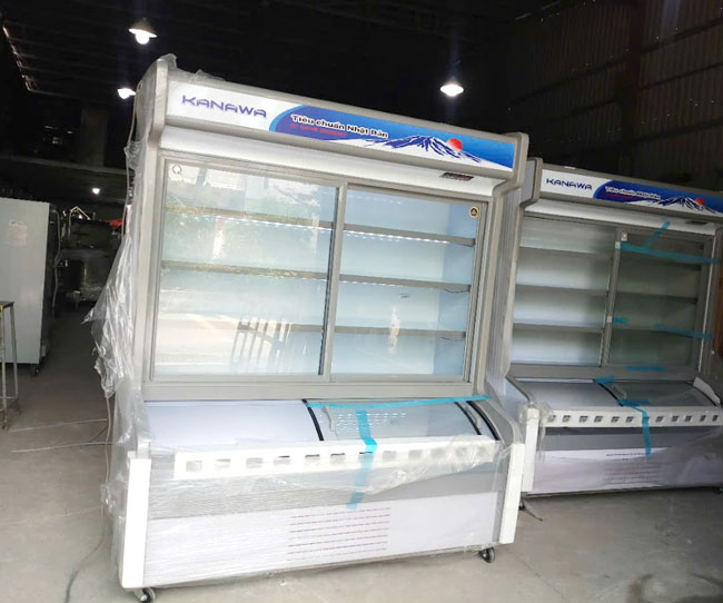 Ảnh khách xem hàng tại kho