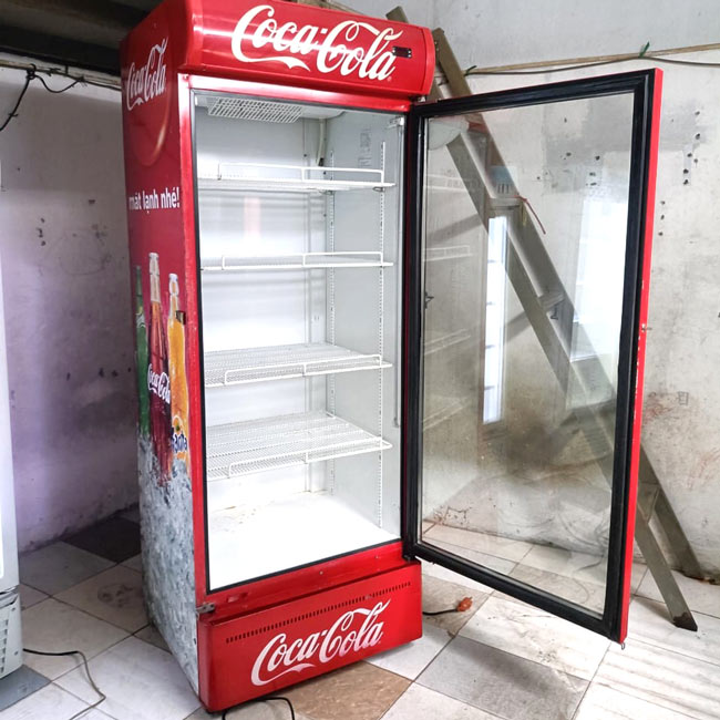 tủ mát coca mở cửa