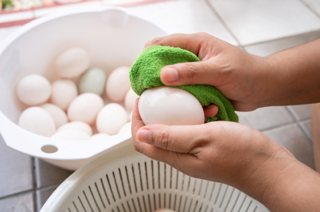 Làm sạch vỏ trứng