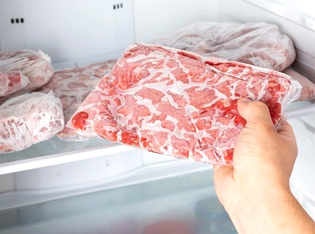 Cất giữ thịt ở kệ thấp nhất