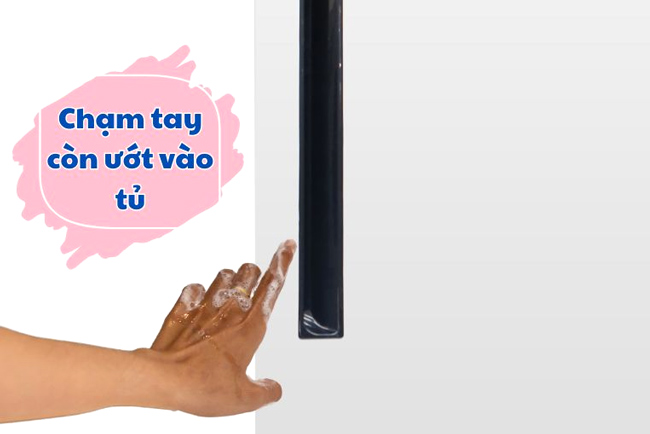 Chạm tay ướt vào tủ