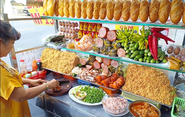 Xe trưng bày hàng hóa rộng rãi