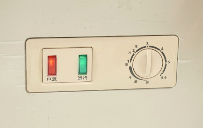 Bảng điều khiển cơ của một mẫu tủ đông 2 ngăn