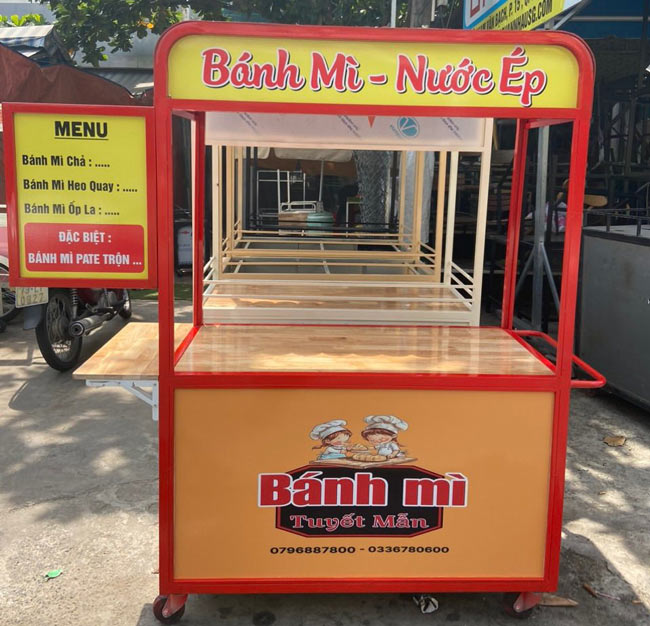 Xe bán bánh mì và nước ép