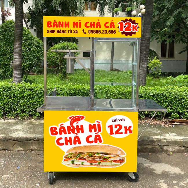 Xe bánh mì chả cá màu vàng