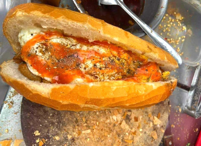 Hoàn thiện bánh mì pate trứng