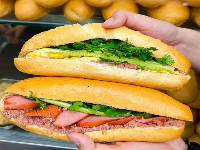 Hoàn thiện bánh mì pate xúc xích