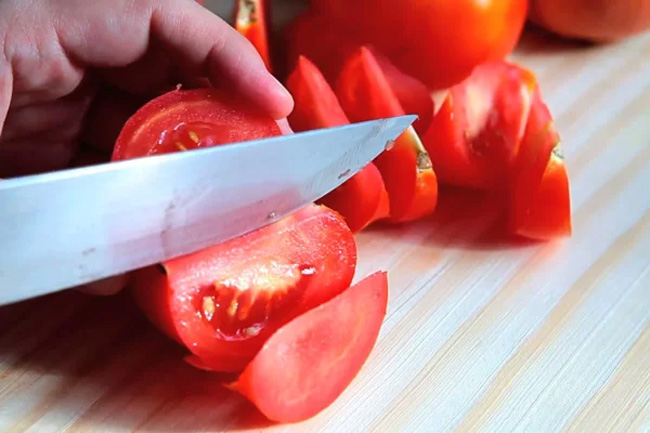 Cắt lát cà chua