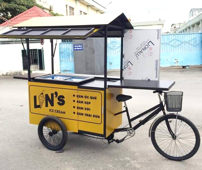 Xe đạp bán hàng rong màu vàng