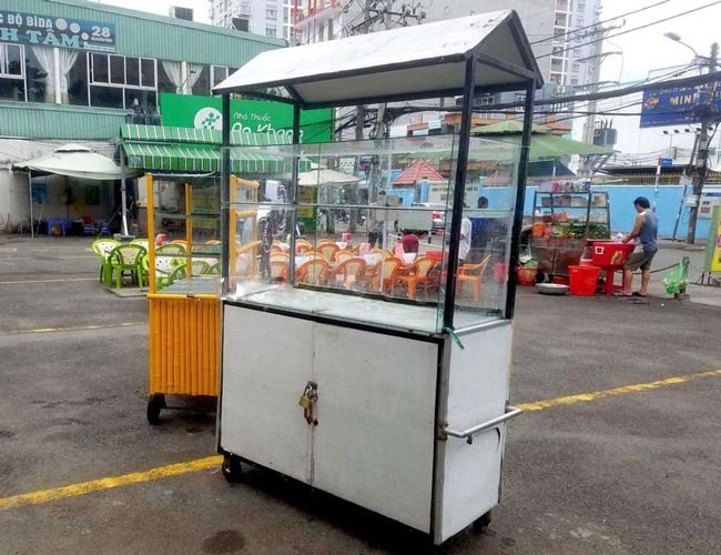 Mua hàng tại cửa hàng đồ cũ
