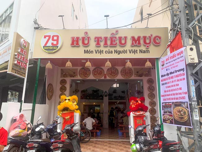 Bảng hiệu quán bán hủ tiếu