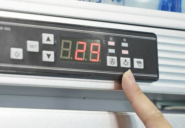 Tìm vị trí công tắc bật/tắt đèn tủ mát