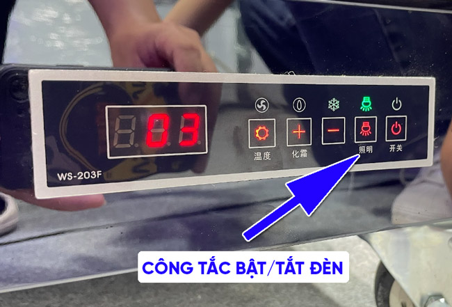 Nút bật tắt đèn trên bảng điều khiển