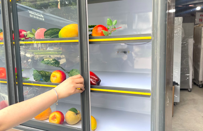 Mở cửa tủ mát thường xuyên