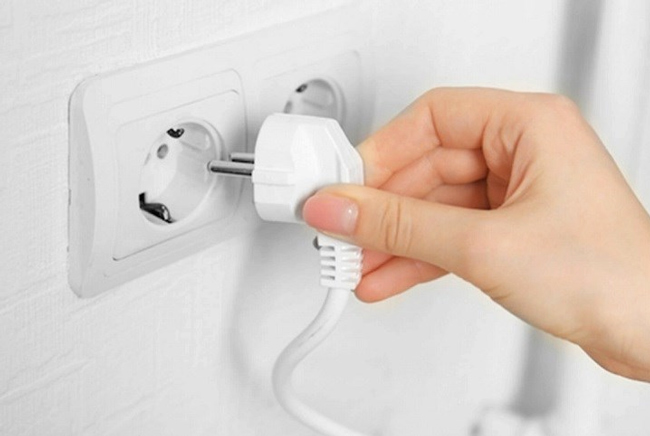 Lấy hết đồ ra và ngắt điện