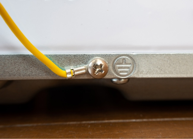 Lắp dây tiếp đất cho tủ