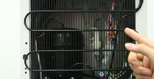 Khí nóng thổi ra ở dàn nóng