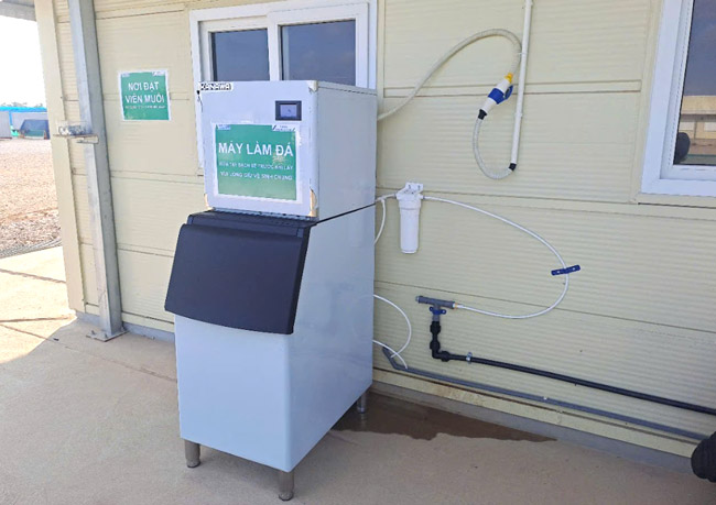 Lắp lại máy đá đúng vị trí