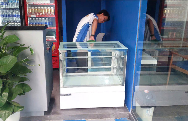 Di chuyển tủ bánh kem bao lâu thì mới cắm điện