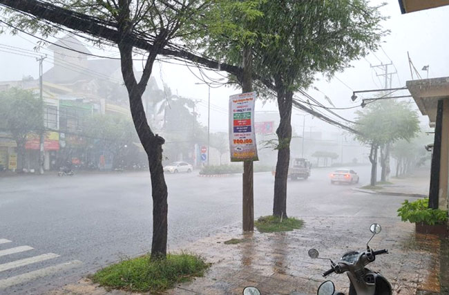 Thời tiết mưa gi&oacute; ảnh hưởng đến kinh doanh