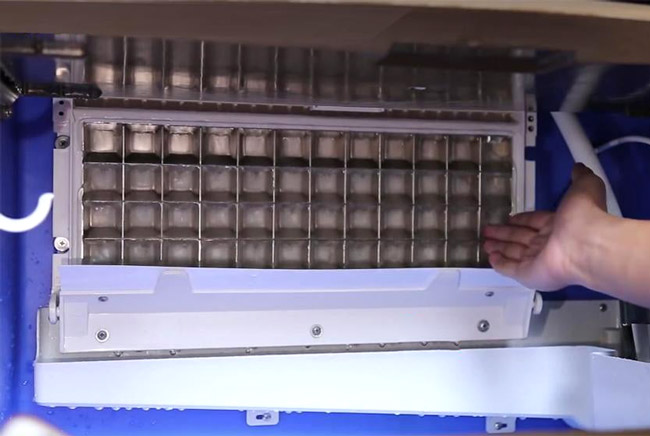 Bộ chia nước vào khay bị bẩn