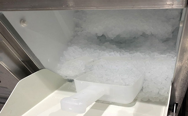 Máy làm đá viên xả đá liên tục khiến nhiều chủ kinh doanh lo ngại