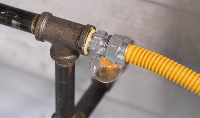 Dùng xà phòng kiểm tra vị trí rò gas