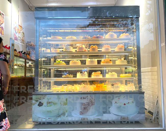 Theo phong c&aacute;ch v&agrave; h&igrave;nh tượng qu&aacute;n