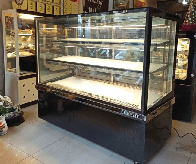 Tủ trưng b&agrave;y b&aacute;nh kem Berjaya