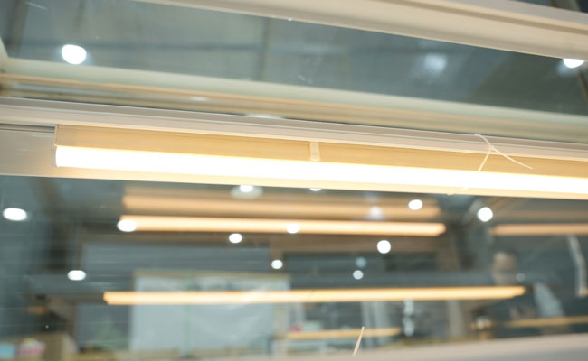 bật tắt đèn LED tủ trưng bày bánh kem