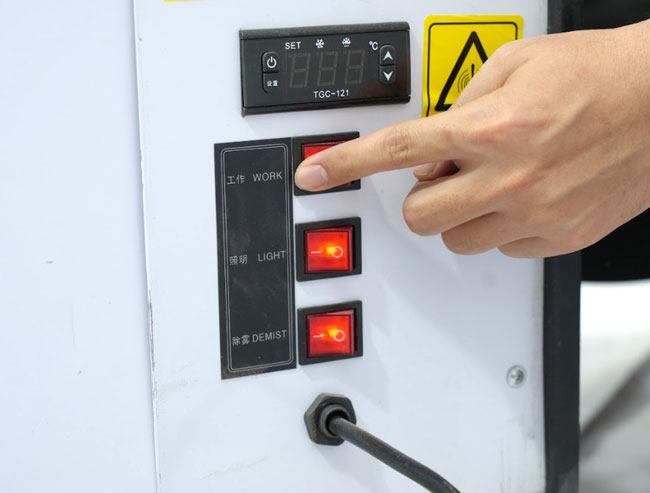 Khởi động tủ b&aacute;nh kem