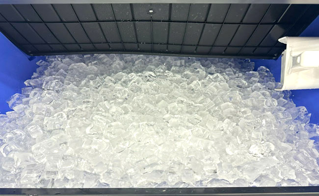 Làm đá viên qua đêm có được không? Làm thế nào hạn chế tan chảy?