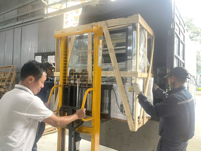 Vận chuyển tủ b&aacute;nh kem tận nơi