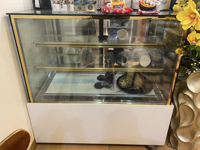 Tủ b&aacute;nh kem thanh l&yacute; tại tiệm b&aacute;nh