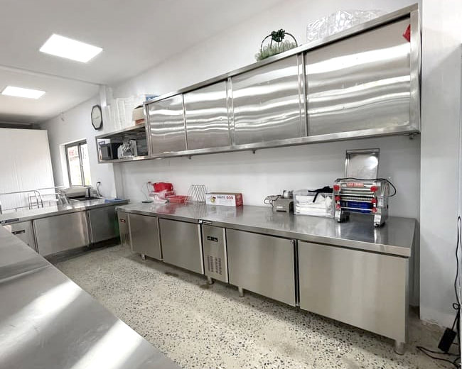 Tủ b&agrave;n chặt trong bếp nh&agrave; h&agrave;ng