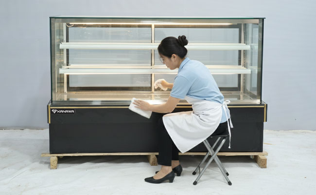 Vệ sinh tủ b&aacute;nh kem thường xuy&ecirc;n