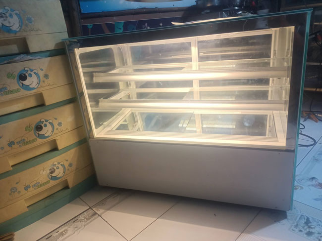 Tủ b&aacute;nh kem vẫn s&aacute;ng nhưng kh&ocirc;ng lạnh