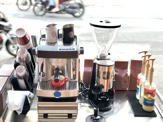 B&agrave;n pha chế c&agrave; ph&ecirc;