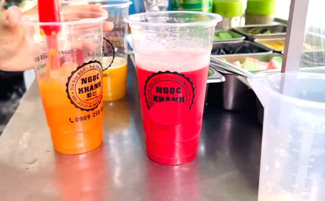 Đầu tư trang thiết bị pha chế v&agrave; b&agrave;y b&aacute;n