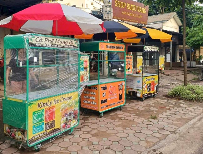 Xe đồ ăn vặt tại chợ Vạn Ph&uacute;c