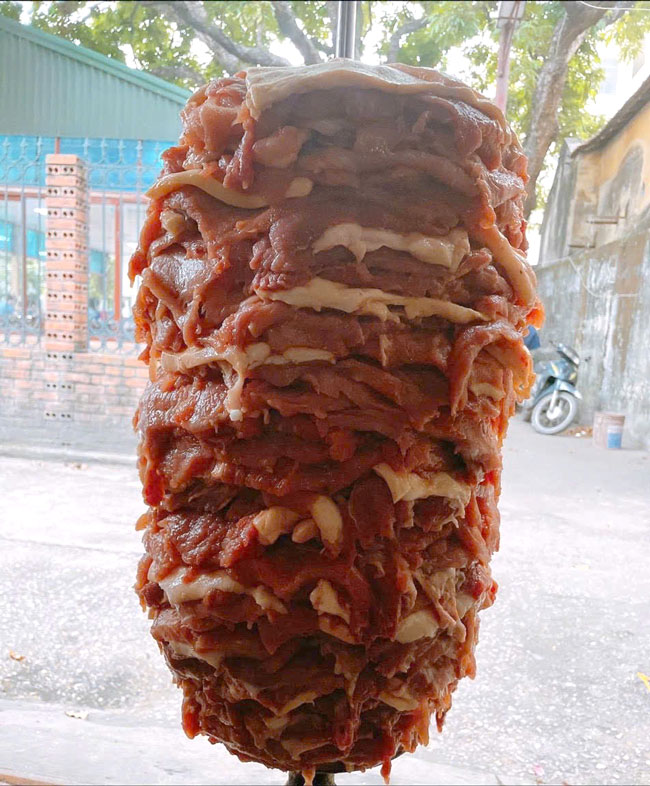 Chuẩn bị cây thịt Doner Kebab