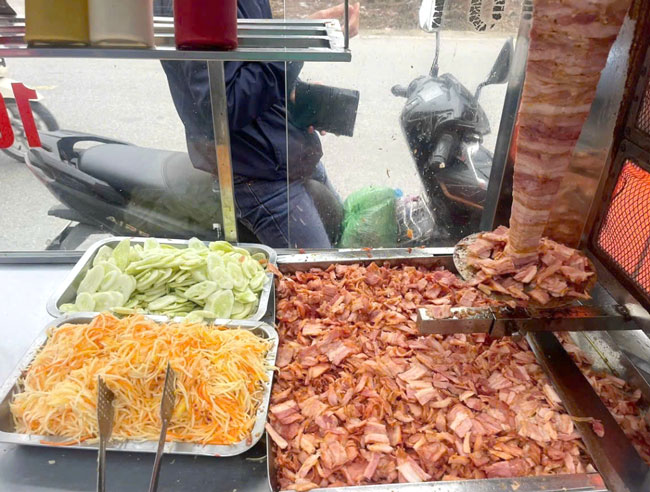 Chuẩn bị nguyên liệu bán bánh mì Doner Kebab
