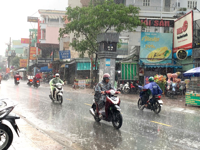 B&aacute;n h&agrave;ng khi trời mưa