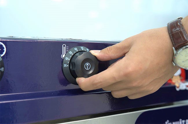 Khởi động tủ nấu cơm c&ocirc;ng nghiệp