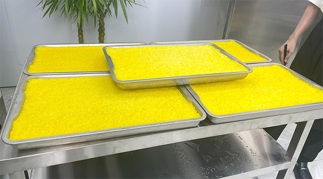 Lấy cơm v&agrave; vệ sinh tủ
