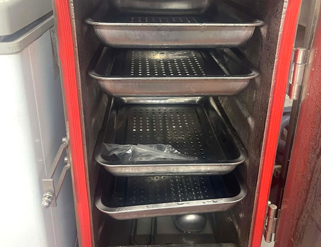 Kiểm tra khay trong tủ