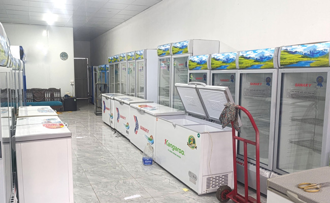 Tủ mát siêu thị thanh lý V.S Tủ mát siêu thị mới: Loại nào tốt?